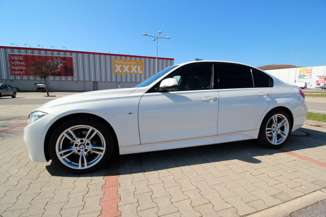 biely sedan značky BMW predaný a úspešne financovaný úverom