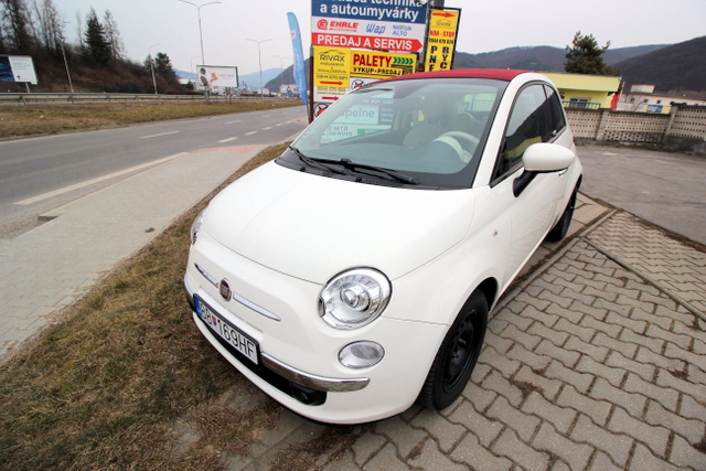 biely kabriolet značky fiat predaný a úspešne financovaný úverom