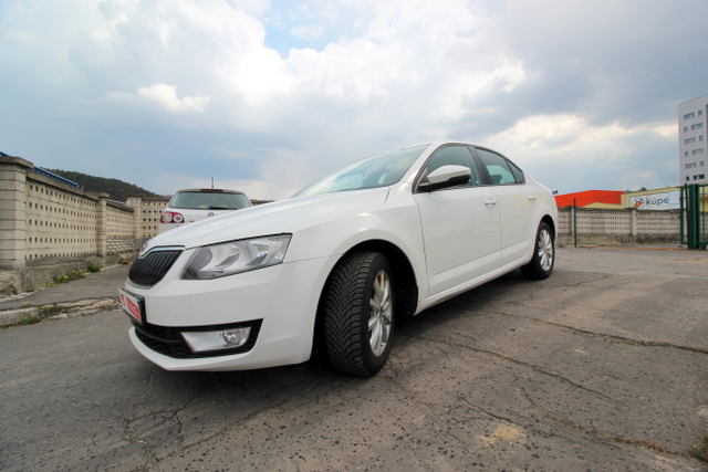 biely sedan značky Škoda Octaviapredaný a úspešne financovaný úverom
